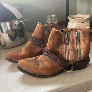 Free bird booties size 10 barely worn. Brown leather